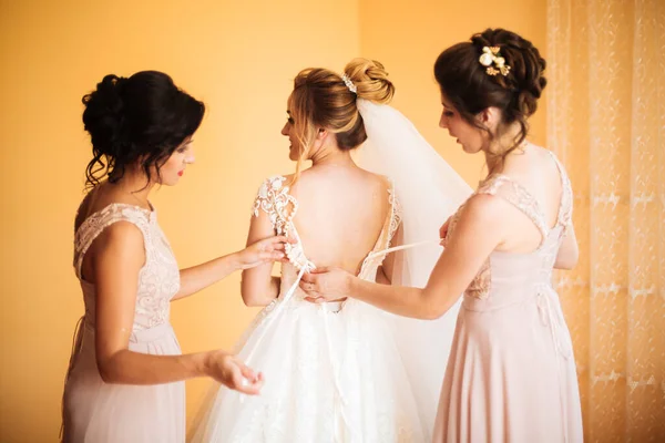 Noiva Vestido Branco Posando Enquanto Prepara Para Cerimônia Casamento — Fotografia de Stock