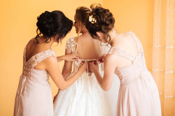 Braut Weißen Kleid Posiert Während Der Vorbereitungen Für Die Hochzeitszeremonie — Stockfoto
