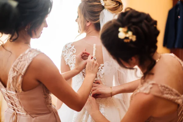Brautfreundin Bereitet Die Braut Auf Ihren Hochzeitstag Vor Die Freundin — Stockfoto