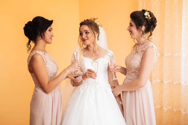 Sposa Con Amiche Allegre Allo Champagne Bevanda Nuziale Occhiali Sposa — Foto Stock