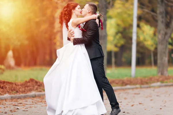 Couple Romantique Heureux Européen Célébrant Leur Mariage — Photo