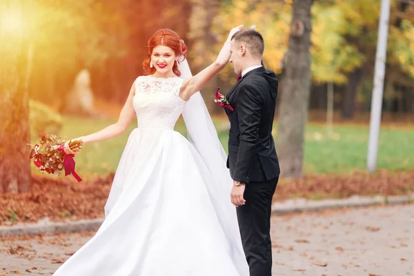 Married Couple Hugging Wedding Couple Hugging Bride Groom Romantic Married — Stock Photo, Image