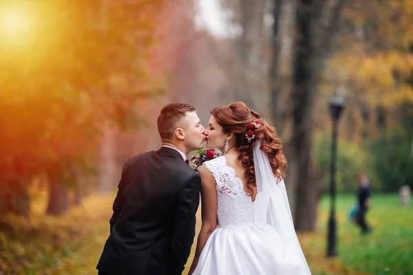 Fabuleux Romantique Jeune Couple Prévoyant Attraper Soleil — Photo