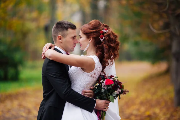 素晴らしいカップルの非常に美しい結婚式 結婚式の日 — ストック写真