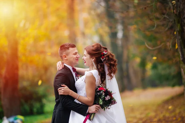 Portrait Ensoleillé Couple Heureux Extérieur Dans Des Endroits Naturels Coucher — Photo