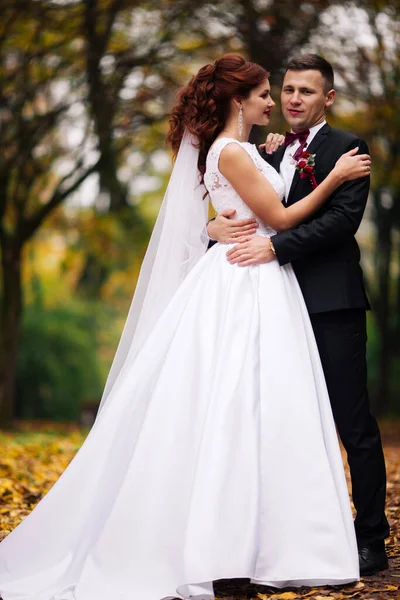 Couple Romantique Heureux Européen Célébrant Leur Mariage — Photo