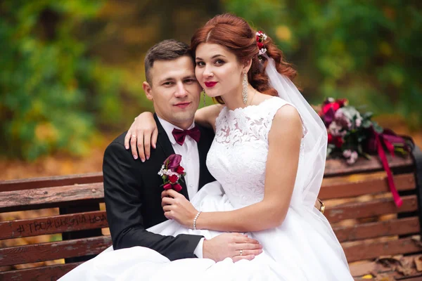 Ευρωπαϊκό Ευτυχισμένο Ρομαντικό Ζευγάρι Που Γιορτάζει Γάμο Του — Φωτογραφία Αρχείου