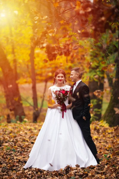 若いカップルの官能的な肖像画 結婚式の写真屋外 — ストック写真