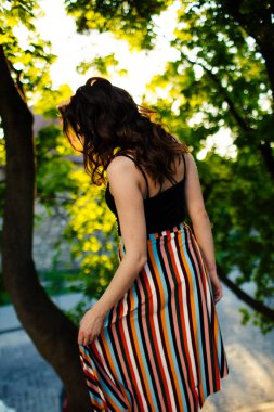 Esmer kadın, Lviv sokaklarında uzun ve güzel bir elbiseyle yürüyor..