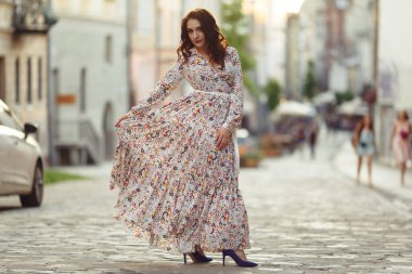 Güzel kız antik aslanlar şehrinde yürür..