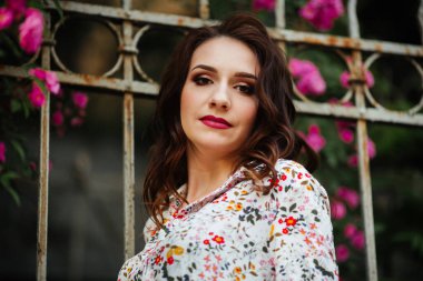 Elbise içinde akşam makyajı yapan güzel bir esmer portresi..