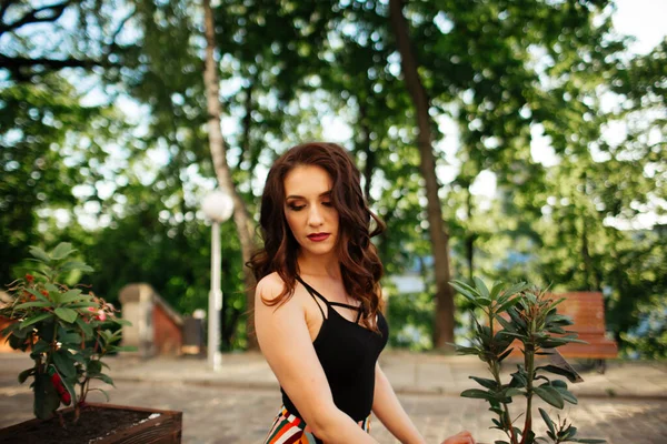 Brunette Loopt Door Straten Van Lviv Een Mooie Lange Jurk — Stockfoto