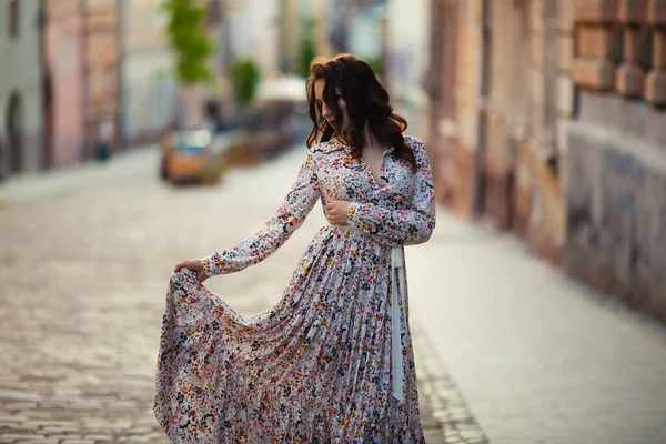 Mooi Meisje Dat Het Voorjaar Straat Loopt Jonge Vrouw Geniet — Stockfoto