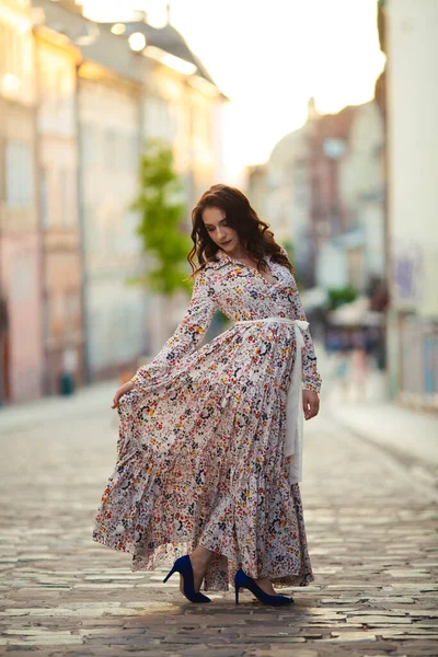 Hermosa Chica Hace Paseo Por Antigua Ciudad Los Leones — Foto de Stock