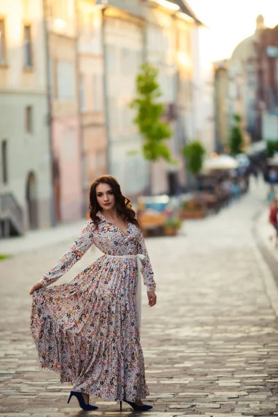 Hermosa Chica Campo Flores Hermoso Vestido — Foto de Stock