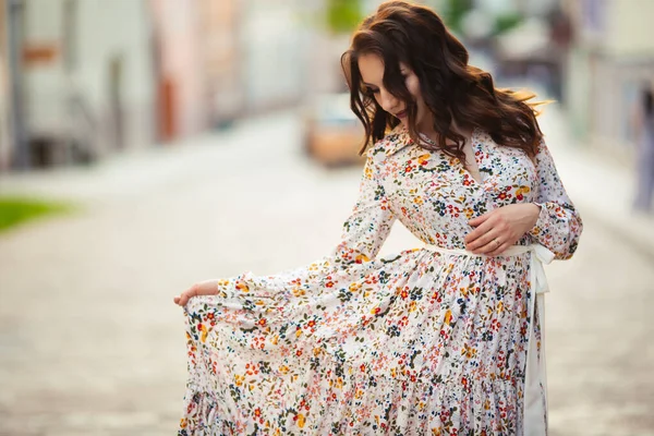 Schönes Mädchen Auf Einem Blumenfeld Einem Schönen Kleid — Stockfoto