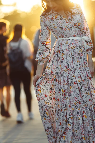 Mooi Meisje Maakt Een Wandeling Door Oude Stad Van Leeuwen — Stockfoto