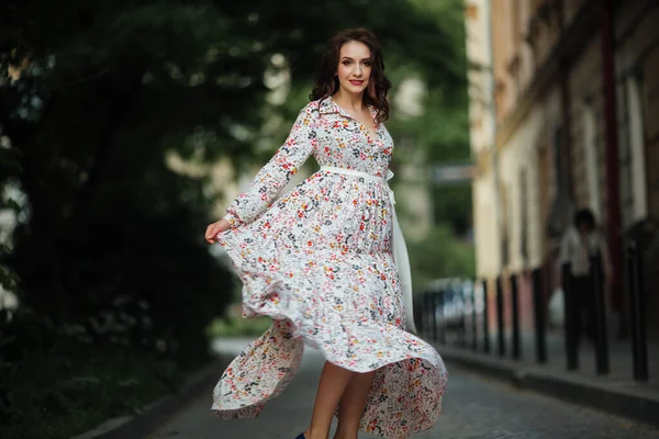 Menina Bonita Campo Flores Vestido Bonito — Fotografia de Stock