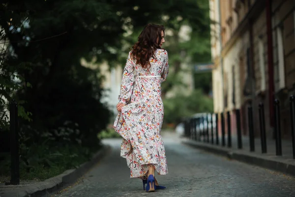 Mädchen Einem Schönen Kleid Park Einer Blume — Stockfoto