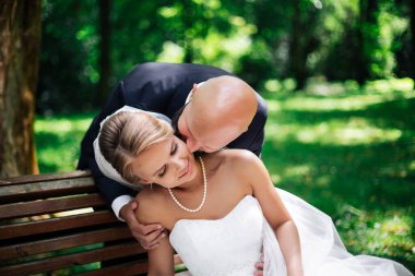 Güneşli bir günde harika bir düğün Güzel bir çift.