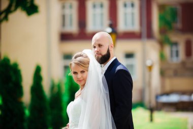 Düğünlerinde yürüyen güzel bir çift..