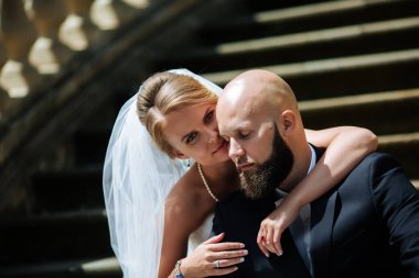 Güzel sarışın çift düğün günlerinde.