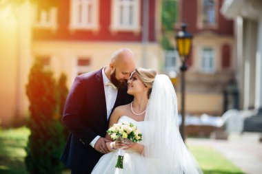 Muhteşem bir düğün çifti, eski şehirde mimari ile güneşli bir günün tadını çıkarıyor..