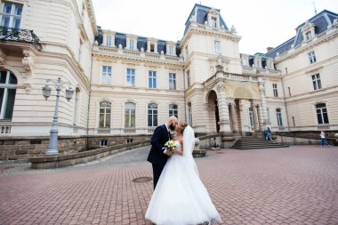 Düğünlerinde yürüyen güzel bir çift..