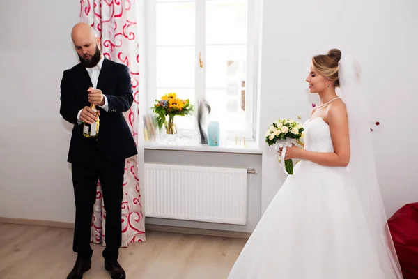 Groom Pours Champagne Wedding Day — Stock Photo, Image