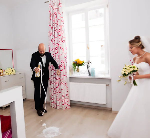 Groom Pours Champagne Wedding Day — Stock Photo, Image