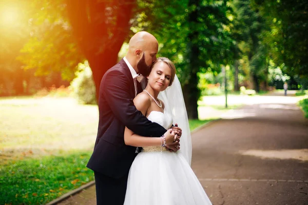 Couple Mariage Belle Jeune Mariée Marié Debout Dans Parc Extérieur — Photo
