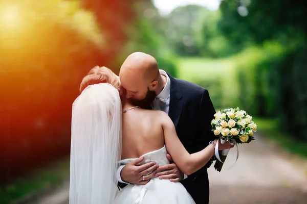 Een Jonge Mooie Bruid Haar Man Staat Een Zomerpark Met — Stockfoto