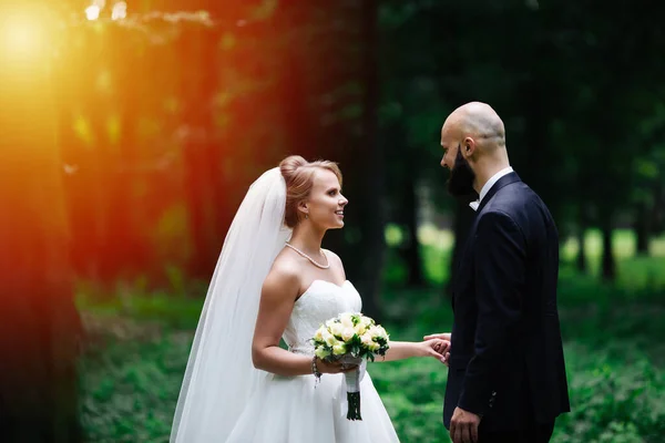 Une Jeune Belle Mariée Son Mari Tiennent Dans Parc Été — Photo