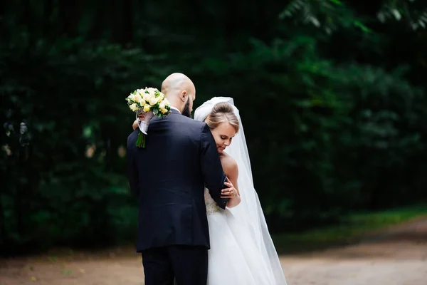 Hochzeitspaar Schöne Junge Braut Und Bräutigam Stehen Einem Park Freien — Stockfoto
