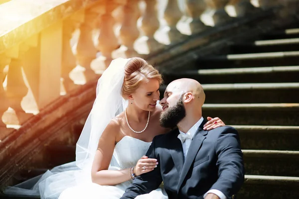 Une Jeune Belle Mariée Son Mari Tiennent Dans Parc Été — Photo