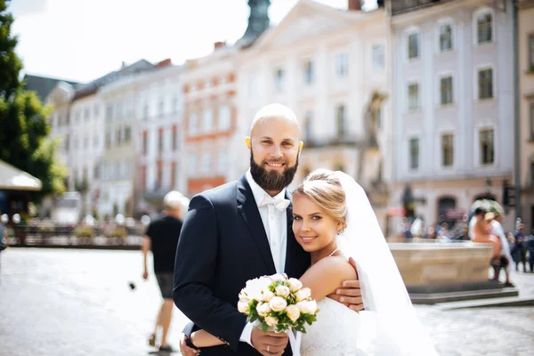 Düğünlerinde yürüyen güzel bir çift..