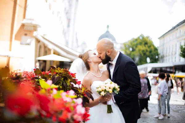 Güneşli bir günde harika bir düğün Güzel bir çift.