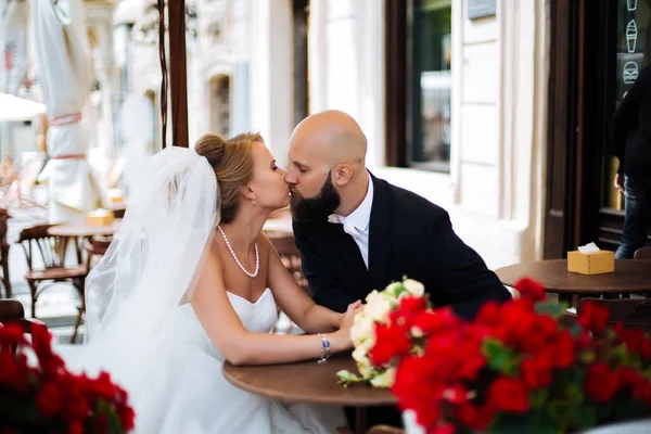 카페의 신부와 아내는 입맞춤을 레스토랑에 사랑하는 — 스톡 사진