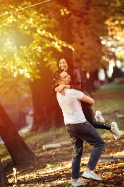 Mutlu çift yaz tatilinde eğleniyor..