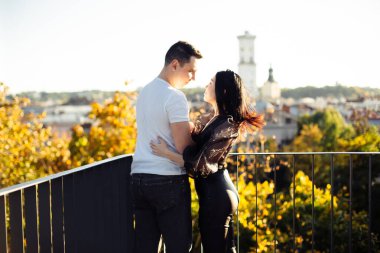 Güzel bir genç çift yaz günü dışarıda eğleniyor..