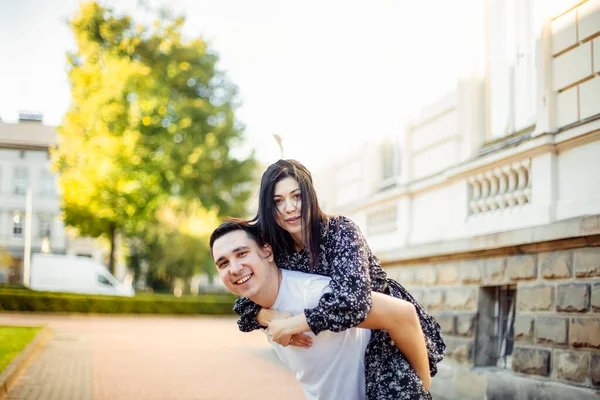 Beau Jeune Couple Amusant Dehors Jour Été — Photo