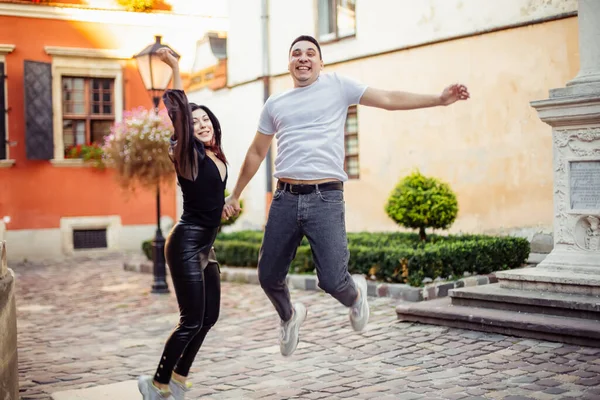 Junges Paar Hat Spaß Sonnigem Tag — Stockfoto