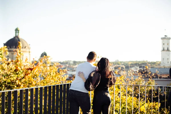 Couple Souriant Amuser Dans Parc Lviv — Photo