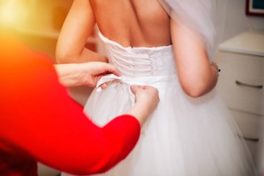 Gelinlik giymiş gelin odada..