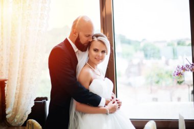 Restoranda gelinler, düğün, güzel bir çift.