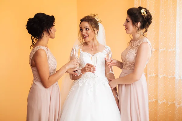 Bruid Met Vrolijke Vriendinnen Bruiloft Drinken Champagne Van Glazen Bruid — Stockfoto