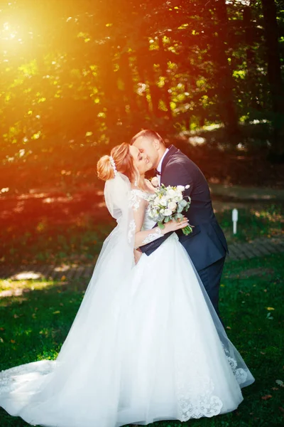 Жених Невеста Гуляют Вместе Парке Очаровательная Невеста Белом Платье Жених — стоковое фото