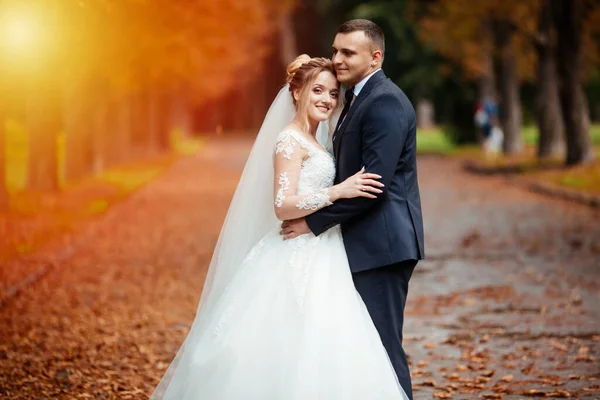 Matrimonio Coppia Nella Foresta Tramonto — Foto Stock