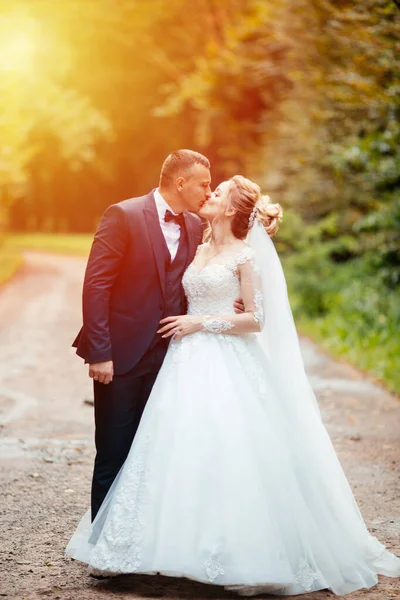 Novia Novio Felices Después Ceremonia Boda — Foto de Stock