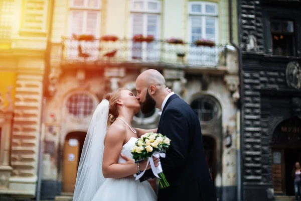 豪華な結婚式のカップルは建築と古い町で晴れた日を楽しんでいます — ストック写真